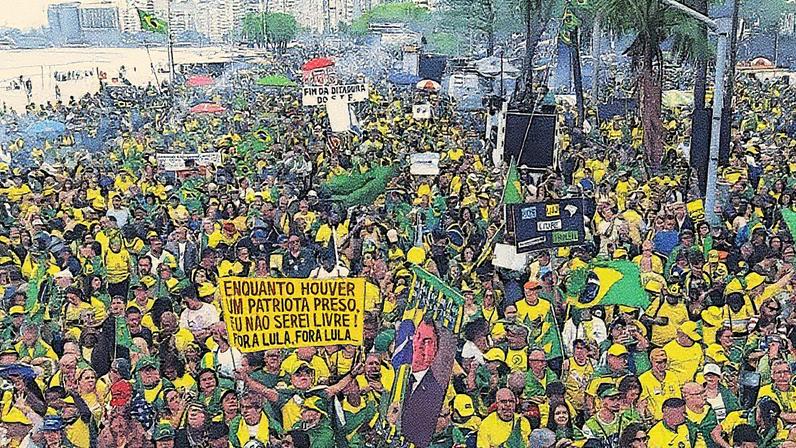 Manifestação reúne grupos de direita em Copacabana (Foto: Reprodução)