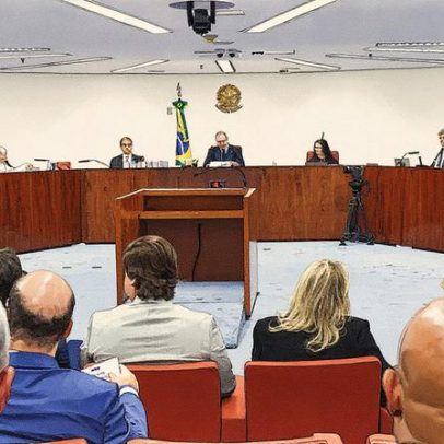 Dino faz piada sobre voto impresso durante julgamento do golpe no STF