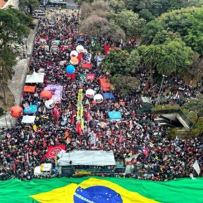 Esquerda exibe bandeira gigante em ato pela soberania nacional e resgata símbolos patrióticos