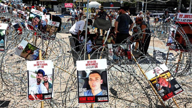 Famílias de israelenses mantidos reféns na Faixa de Gaza protestam em Tel Aviv (Foto: Reprodução)