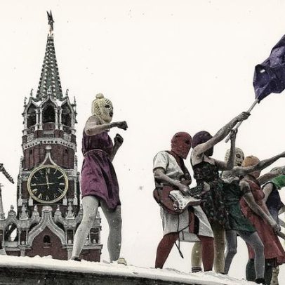 Membros do Pussy Riot são condenados à prisão por performances anti-guerra