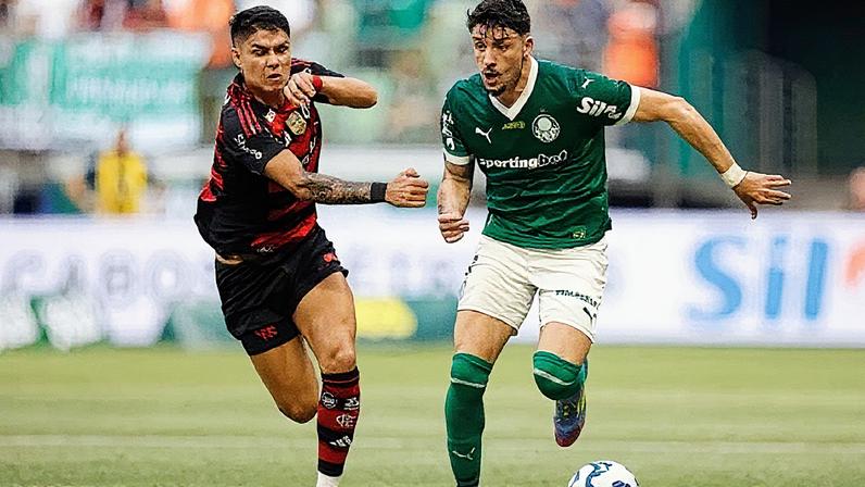 Piquerez, do Palmeiras, e Luiz Araújo, do Flamengo, disputam uma jogada em campo (Foto: Reprodução)