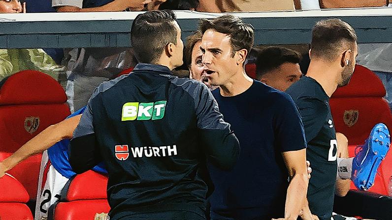 Treinador do Rayo Vallecano protesta ao quarto árbitro sobre penalti marcado a favor do FC Barcelona (Foto: Reprodução)