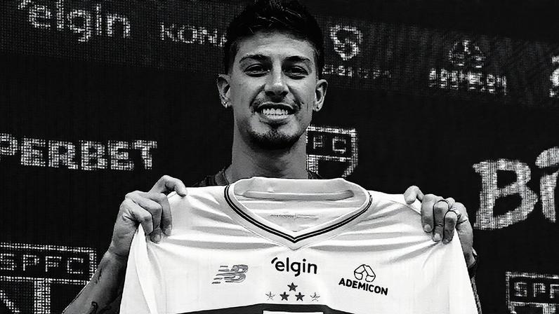 Jogador posa com a camisa do São Paulo durante sua apresentação (Foto: Reprodução)