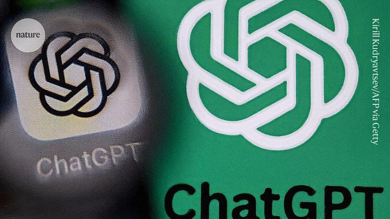 Homem em terno fala ao microfone durante apresentação em um palco com gráfico ao fundo (Foto: Reprodução)