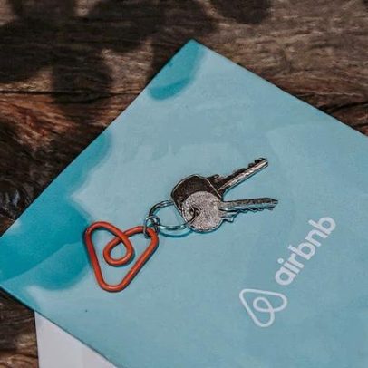 Anfitriões do Airbnb contribuem mais com impostos do que estabelecimentos hoteleiros