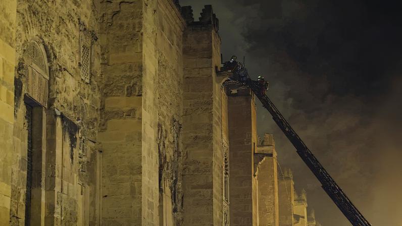 Bombeiros trabalham no combate ao incêndio na Mezquita de Córdoba, em 8 de agosto (Foto: Reprodução)