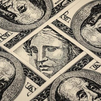 Dólar atinge menor valor em 15 meses com expectativa de corte de juros