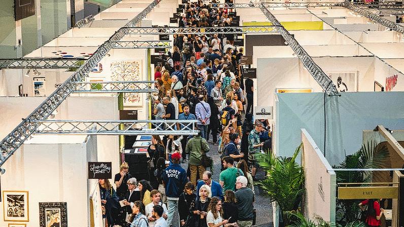 Vista aérea de uma exposição de arte em papel (Foto: Reprodução)