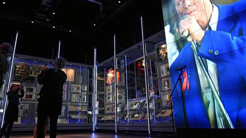 Parte da mostra sobre David Bowie em Londres, no V&A (Foto: Reprodução)