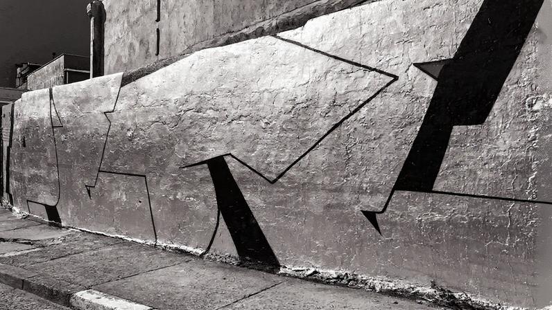 Muro prateado exposto na mostra 'Largos' (Foto: Reprodução)