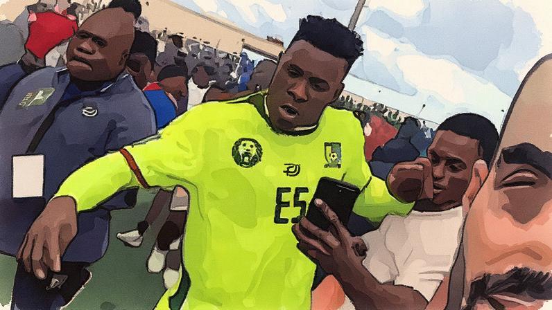 Jogador empurra torcedor após derrota de Camarões (Foto: Reprodução)