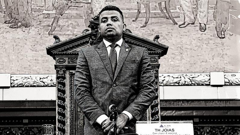 TH Jóias ocupa a cadeira da presidência da Alerj, um dos símbolos do poder no Rio (Foto: Reprodução)