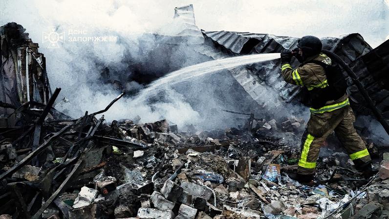 Bombeiros apagam incêndio após ataque aéreo em Zaporijia (Foto: Reprodução)