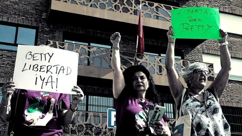 Protesto em frente ao consulado de Marruecos em Madrid para exigir a libertação da ativista de Direitos Humanos e ateísta Betty Lachgar (Foto: Reprodução)