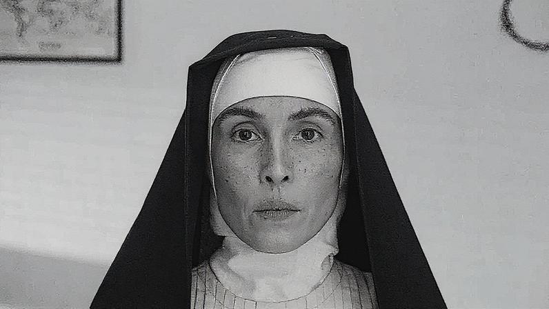 Noomi Rapace interpreta Madre Teresa de Calcuta no filme 'Mother', dirigido por Teona Strugar Mitevska (Foto: Reprodução)