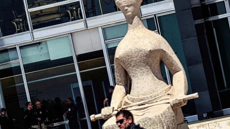 STF cercado por grades e segurança na Praça dos Três Poderes um dia antes do julgamento (Foto: Reprodução)