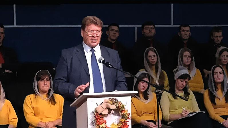 Nikolay Romanyuk pregando em sua igreja (Foto: Reprodução)