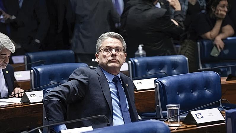 Homem fala ao microfone em evento no Senado (Foto: Reprodução)