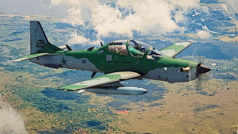 Caças Super Tucano acompanham voos não autorizados (Foto: Reprodução)