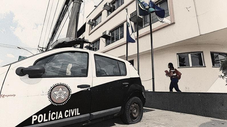 Dupla é presa pela Delegacia de Homicídios da Capital, acusada de assassinar o entregador Gabriel Monteiro Almeida em Copacabana (Foto: Reprodução)