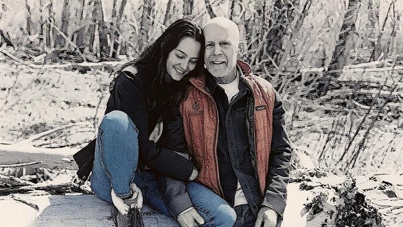 Emma e Bruce Willis posam para a foto (Foto: Reprodução)