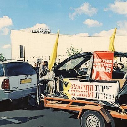 Manifestantes ateiam fogo a carro e contêineres em protesto contra Netanyahu