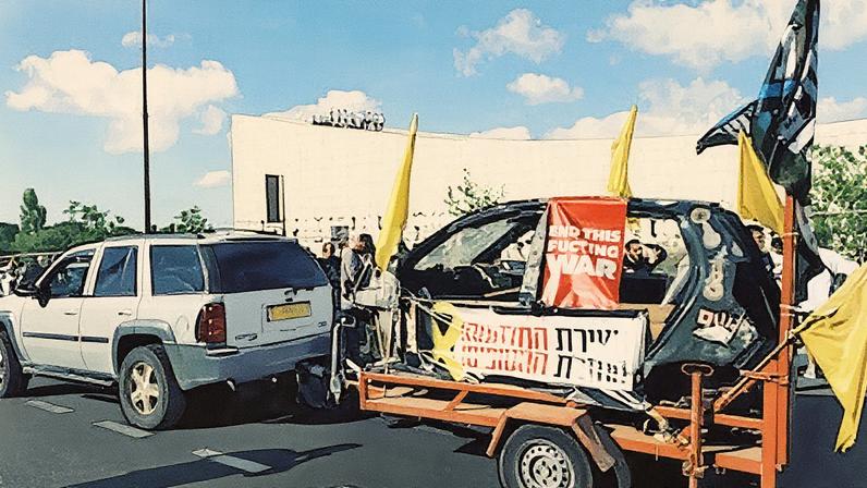 Manifestantes se posicionam em frente à Biblioteca Nacional em Jerusalém (Foto: Reprodução)