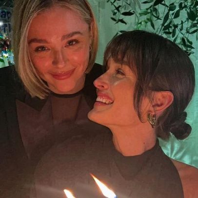 Chloë Grace Moretz e Kate Harrison se casam após sete anos de relacionamento