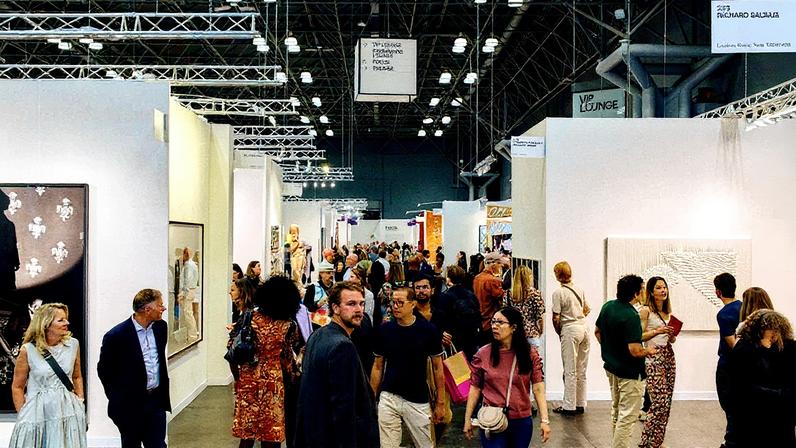 Visitantes da preview day da Armory Show circulam pelos estandes no Javits Center (Foto: Reprodução)