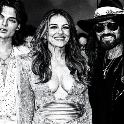 Elizabeth Hurley brilha em vestido prateado ao lado de Billy Ray Cyrus e filho