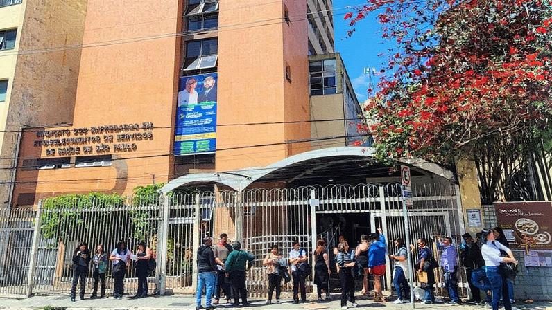 Fila se forma entre as ruas Tamandaré e Otávio Gomes, no bairro da Liberdade, para a confecção de documento da contribuição sindical (Foto: Reprodução)