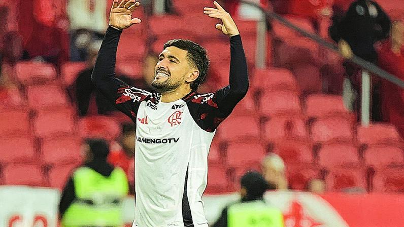 Jogador do Flamengo comemora após marcar um gol durante partida contra o Internacional (Foto: Reprodução)