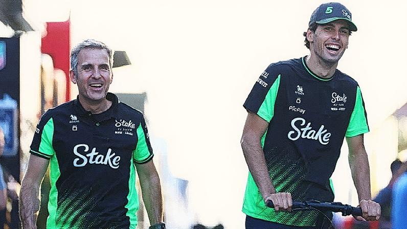 Gabriel Bortoleto conversa com Iñaki Rueda, diretor da Kick Sauber (Foto: Reprodução)