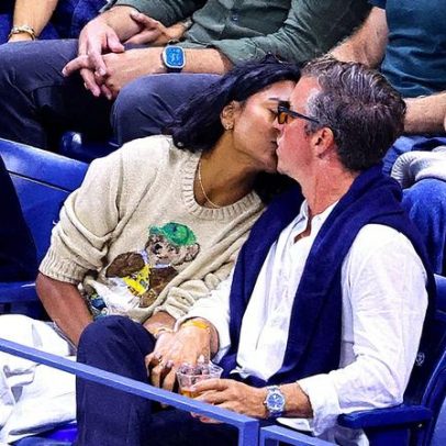 Simone Ashley é vista trocando beijos com mistério em evento do US Open