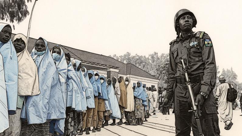 Soldado vigia grupo de estudantes libertadas após sequestro em escola no norte da Nigéria (Foto: Reprodução)
