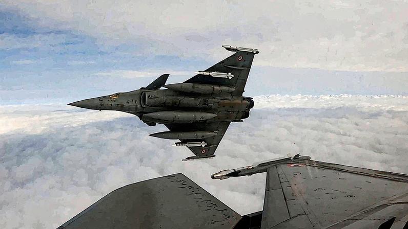 Caça francês Rafale armado com mísseis ar-ar sobrevoa a Polônia durante a Operação Sentinela Oriental (Foto: Reprodução)
