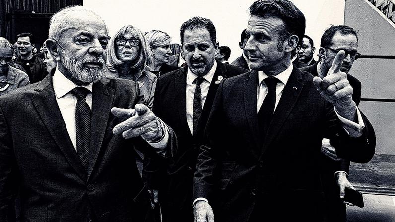 Lula e Emmanuel Macron posam juntos em um evento (Foto: Reprodução)