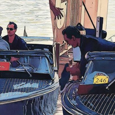 Law se diverte após tropeçar ao sair de barco em Veneza durante viagem de luxo