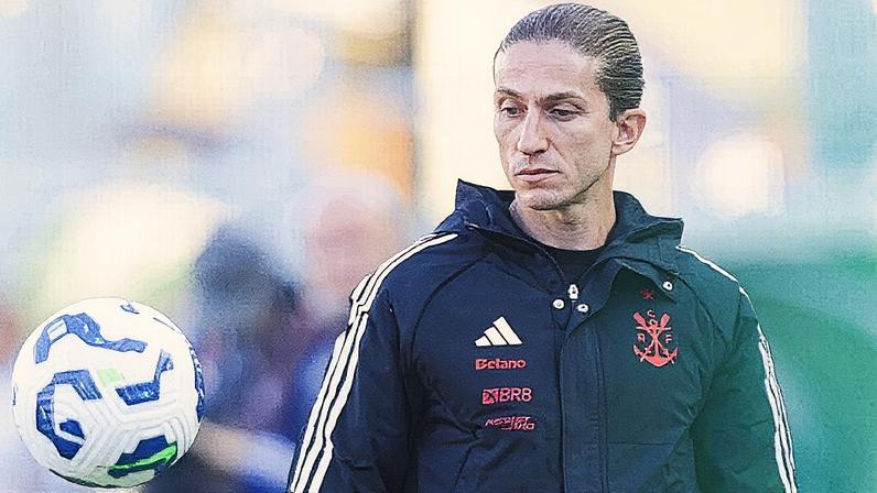 Filipe Luís observa a partida do Flamengo à beira do campo (Foto: Reprodução)
