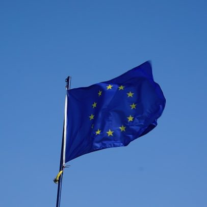 União Europeia formaliza acordo comercial com Mercosul, enfrentando resistência da França