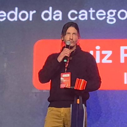 Portal Tela celebra crescimento em agosto e premiação de seu diretor