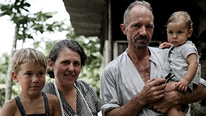 Heinz e Margret Wittmer, com dois de seus filhos Heinz e Margret Wittmer ficaram na ilha e abriram um hotel