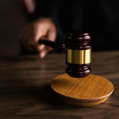 Albânia nomeia ministra virtual gerada por IA para erradicar corrupção nas licitações públicas