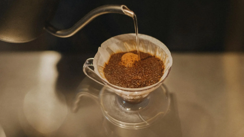 Café em uma xícara sobre uma mesa de madeira (Foto: Reprodução)