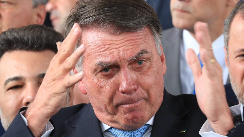 Jair Bolsonaro fala com jornalistas após decisão do STF sobre uso de tornozeleira eletrônica e operação da PF (Foto: Reprodução)