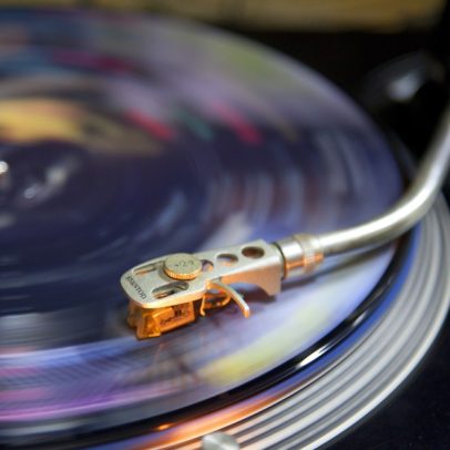 Metade dos brasileiros das classes A, B e C diminuiu ou parou de consumir CDs e LPs depois de streaming musical, aponta pesquisa da Nexus
