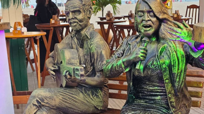 Estátua de Preta Gil ao lado da imagem de seu pai Gilberto Gil - Foto: Divulgação/Quiosque Areia MPB