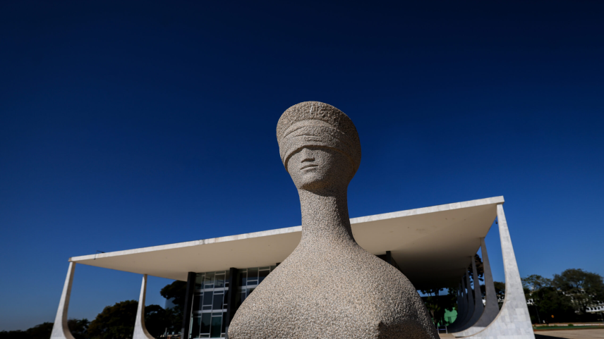 Estátua 'A Justiça' em frente ao prédio do STF, com o Prédio do Congresso Nacional ao fundo (Foto: Reprodução)