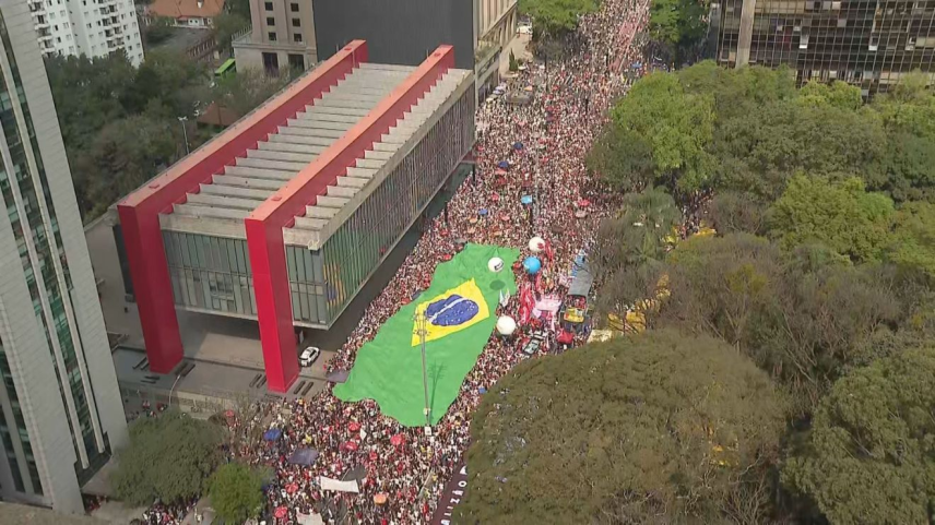 Bandeira do Brasil foi estendida no mesmo local que a dos Estados Unidos nas manifestações de 7 de setembro - Foto: Reprodução/CNN